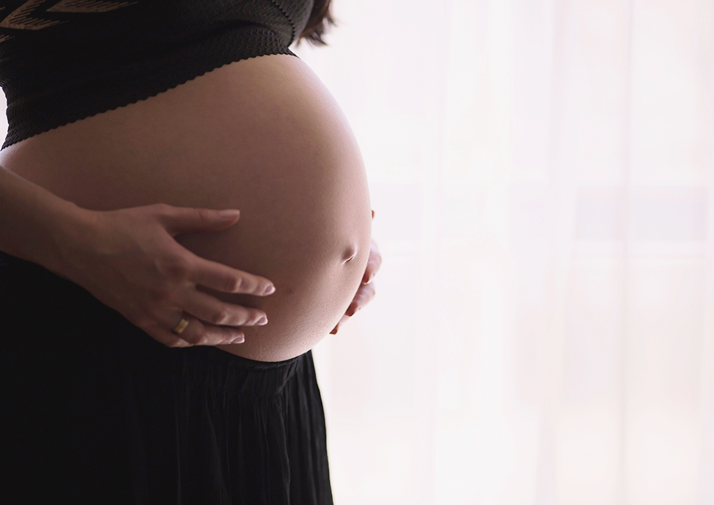 covid-19 vaccine for pregnant women woman showing belly
