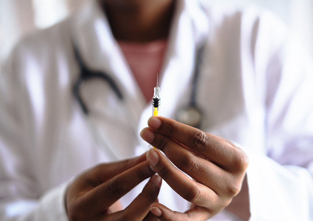 covid-19 vaccine for pregnant women man injecting