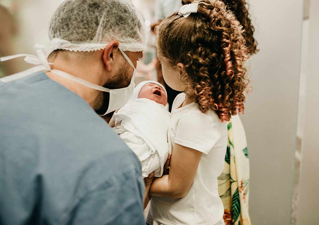 introduce child to new sibling in the delivery room newborn