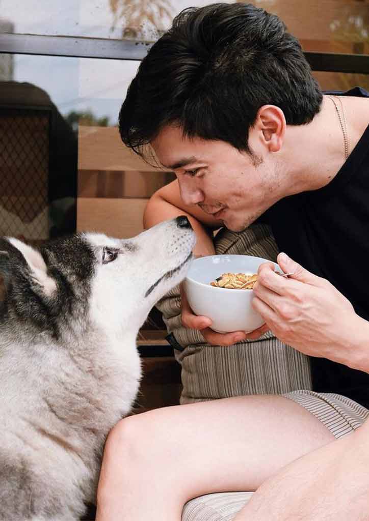 mail celebrity in black and his dog 