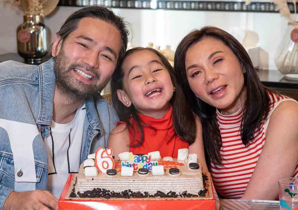 baby posing with parents 