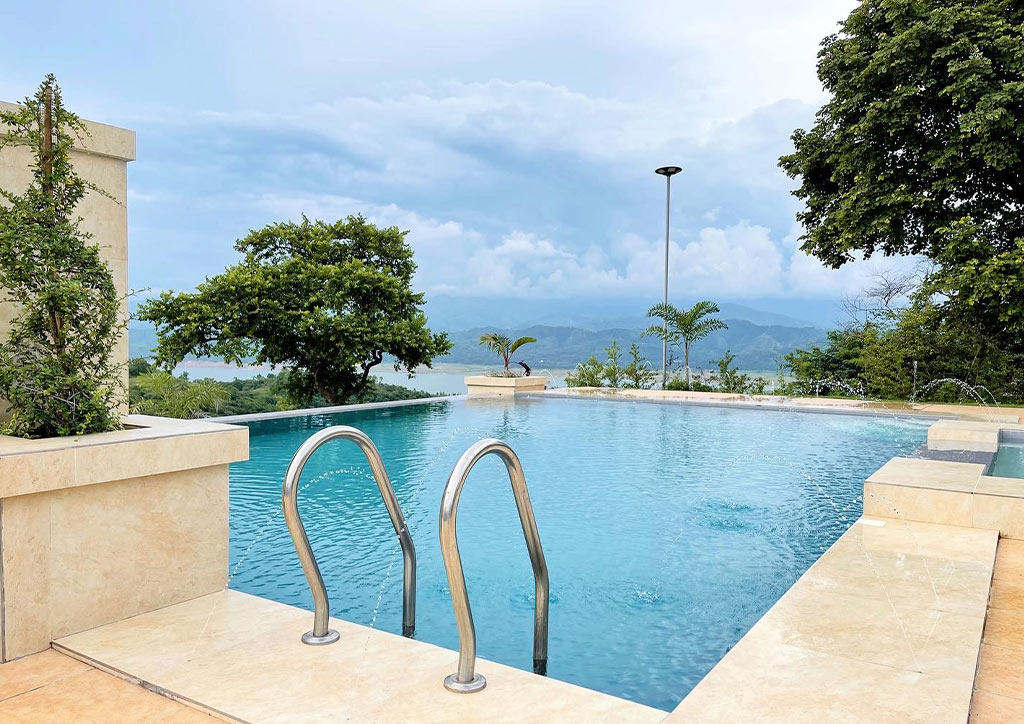 Infinity pool in grazie farm