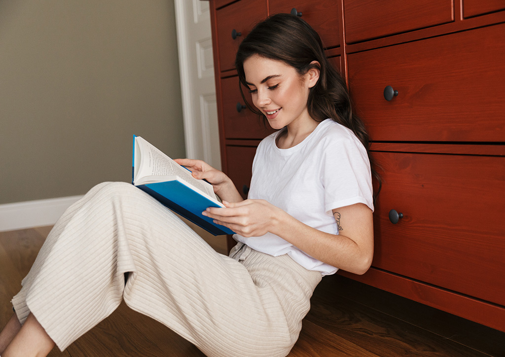 A teenager reading fan fiction