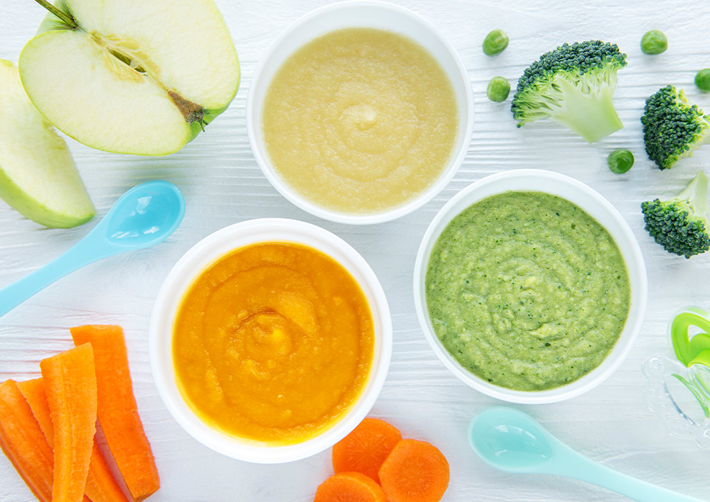 Fruit purees to feed a baby who is constipated