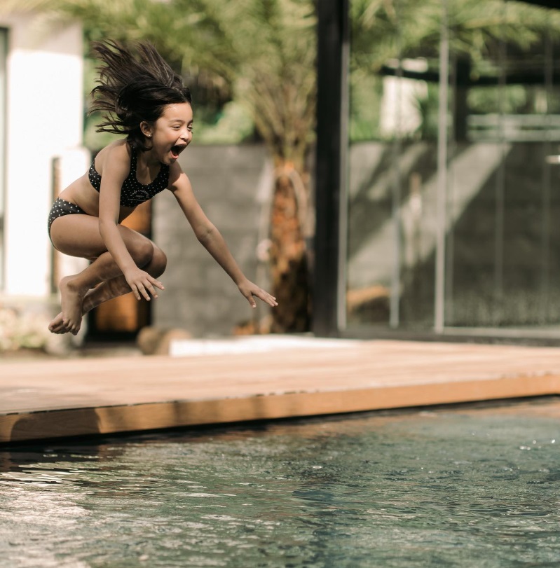 Zia Dantest jumping into the pool