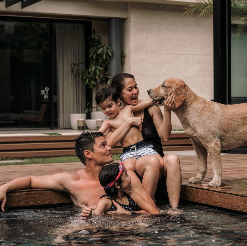 Dingdong Dantes and Marian Rivera with their family