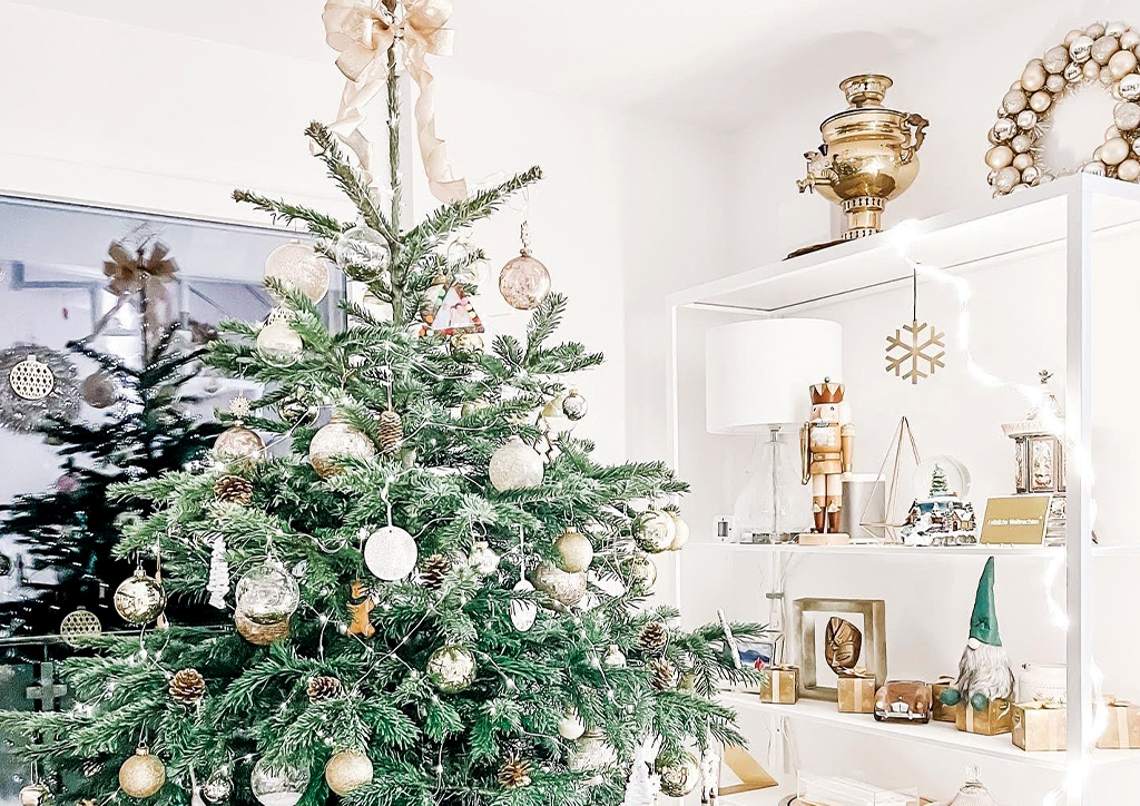 Hanging and storing Christmas lights life hack