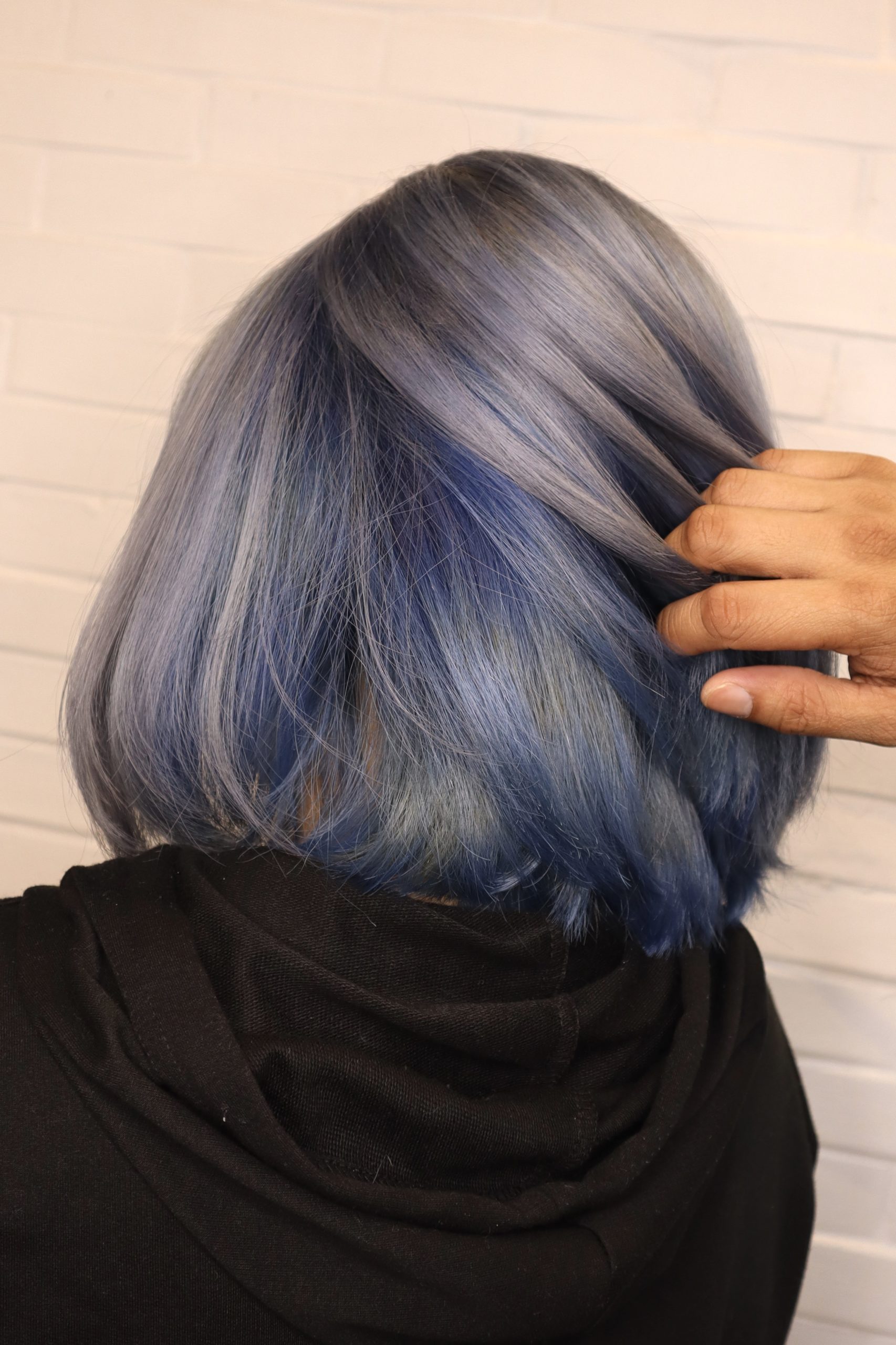 Light hair colors can make you look young.