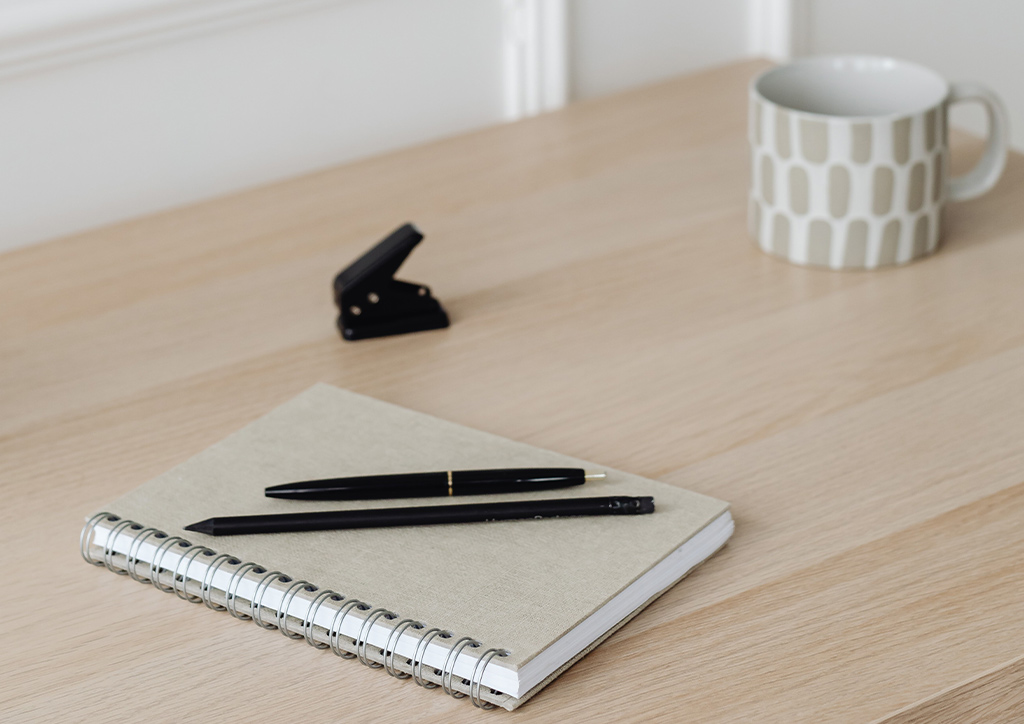 A notebook and pen can be a good Christmas gift idea for 2022.