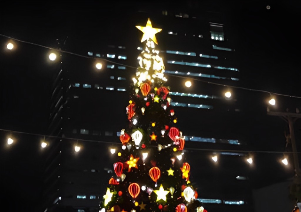 There are many Christmas trees in Manila including this one from Araneta City.