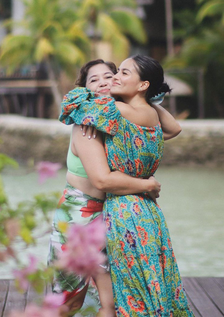 Elisse Joson hugging her mom.