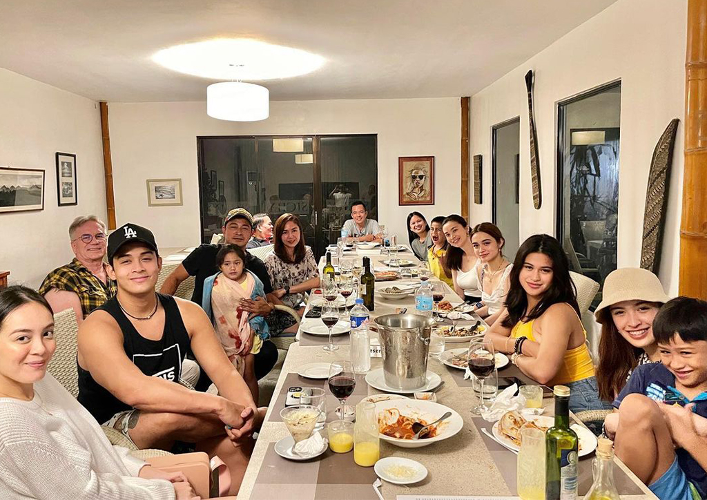 Sunshine Cruz and her family celebrating