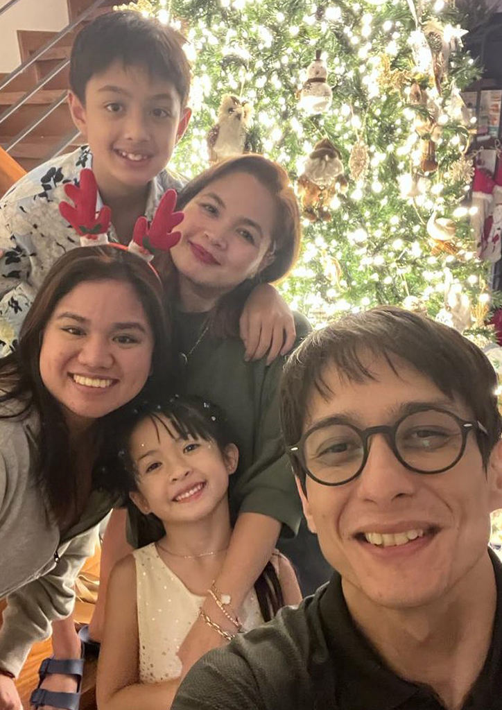 Judy Ann Santos with her husband Ryan Agoncillo and their children