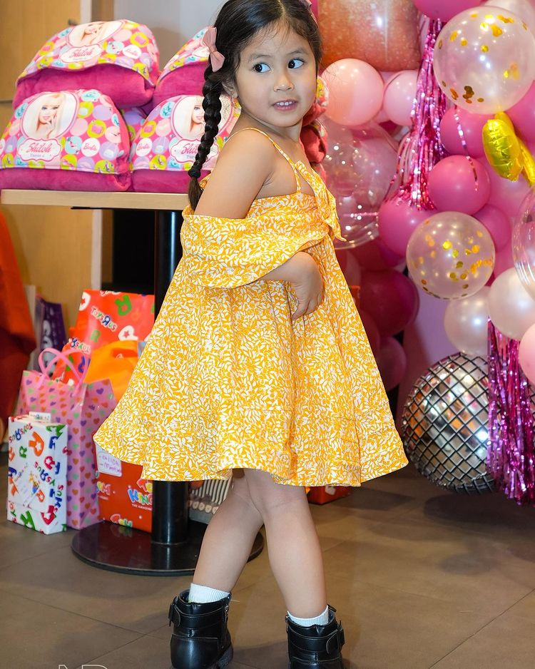 Rochelle Pangilinan daughter, Shiloh, wearing a yellow dress instead of the party's motif color: pink.