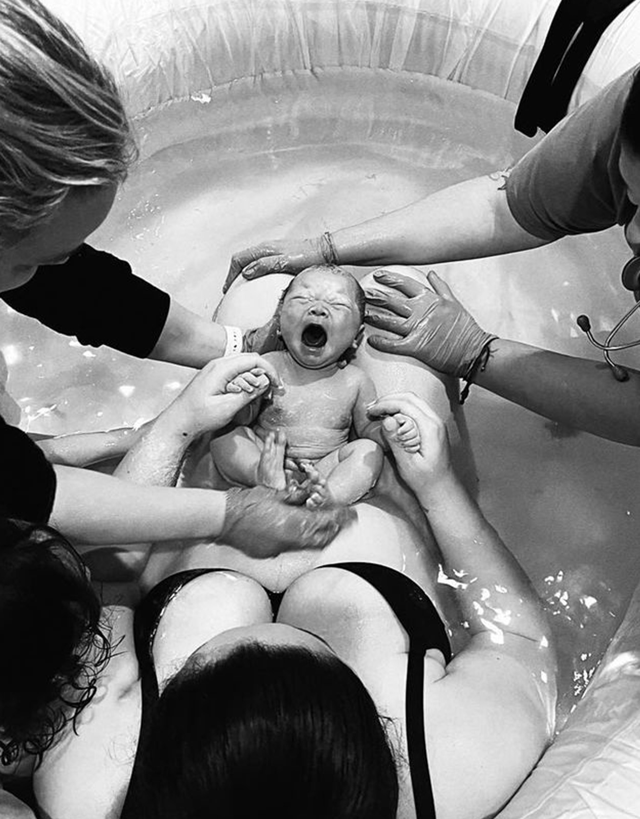 Alyanna Martinez giving birth to her daughter Aryanna Rumi via water birth