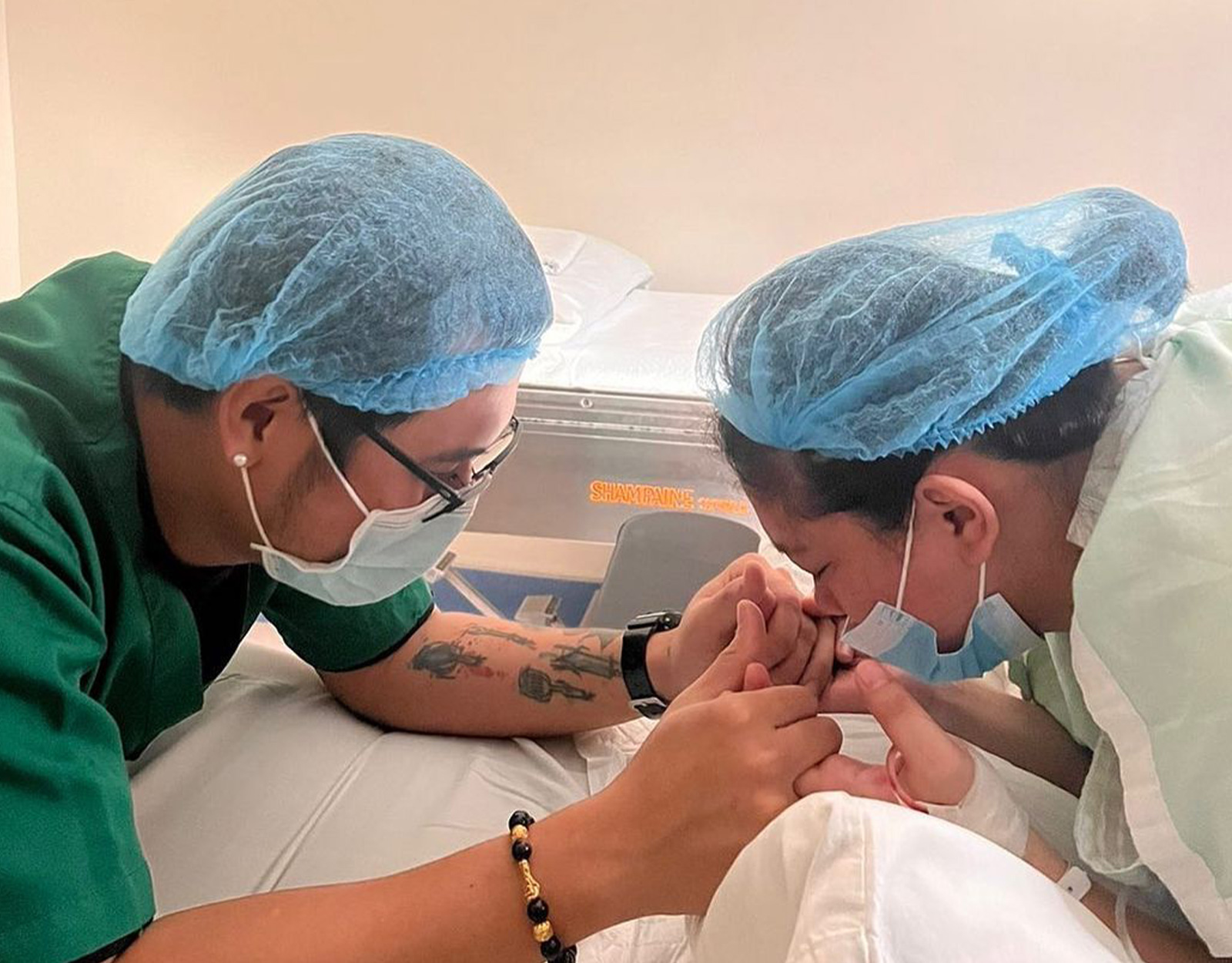 Pamu Pamorada giving birth to her daughter