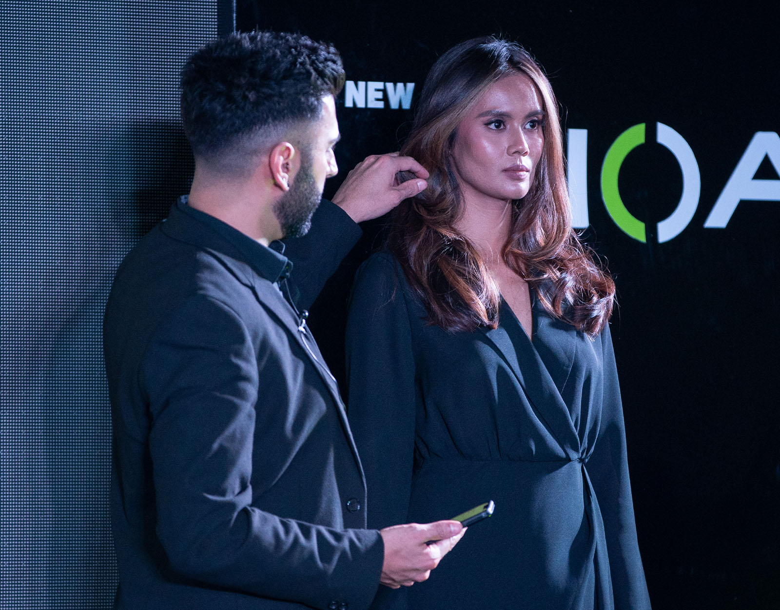 A man showing a lady's hair dye