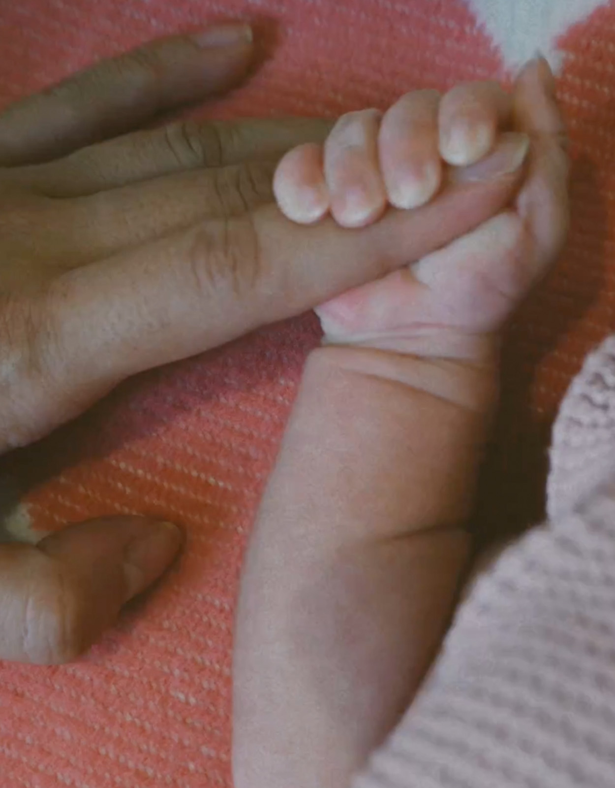 Kris Bernal Introduces Her New Daughter!