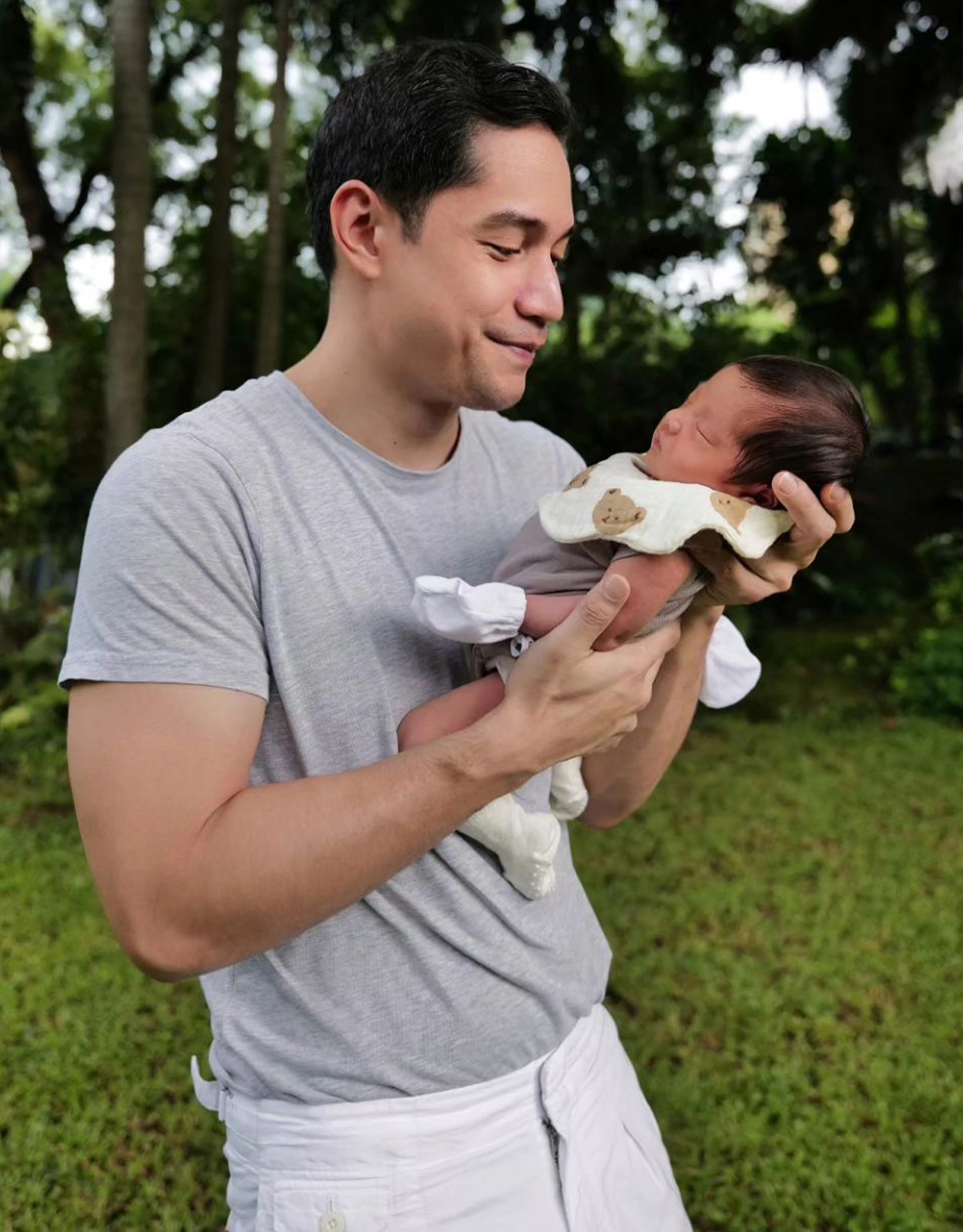 Victor Basa Introduces Daughter Alessandra Emmanuele