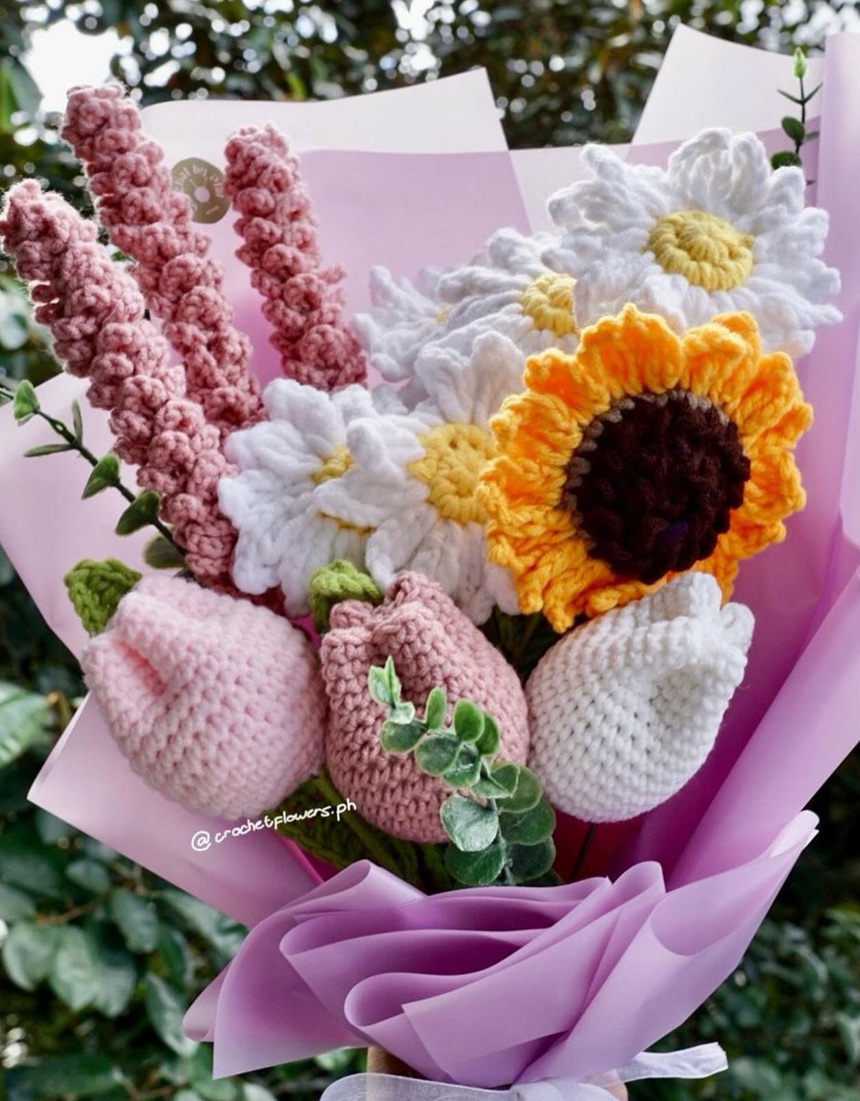 A fully blooming crochet flower bouquet for Valentine's Day!