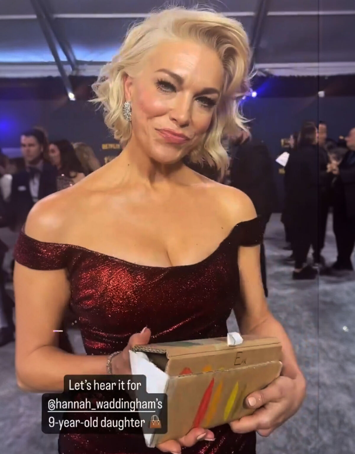 hannah-waddingham-brings-handmade-bag-to-the-sag-awards