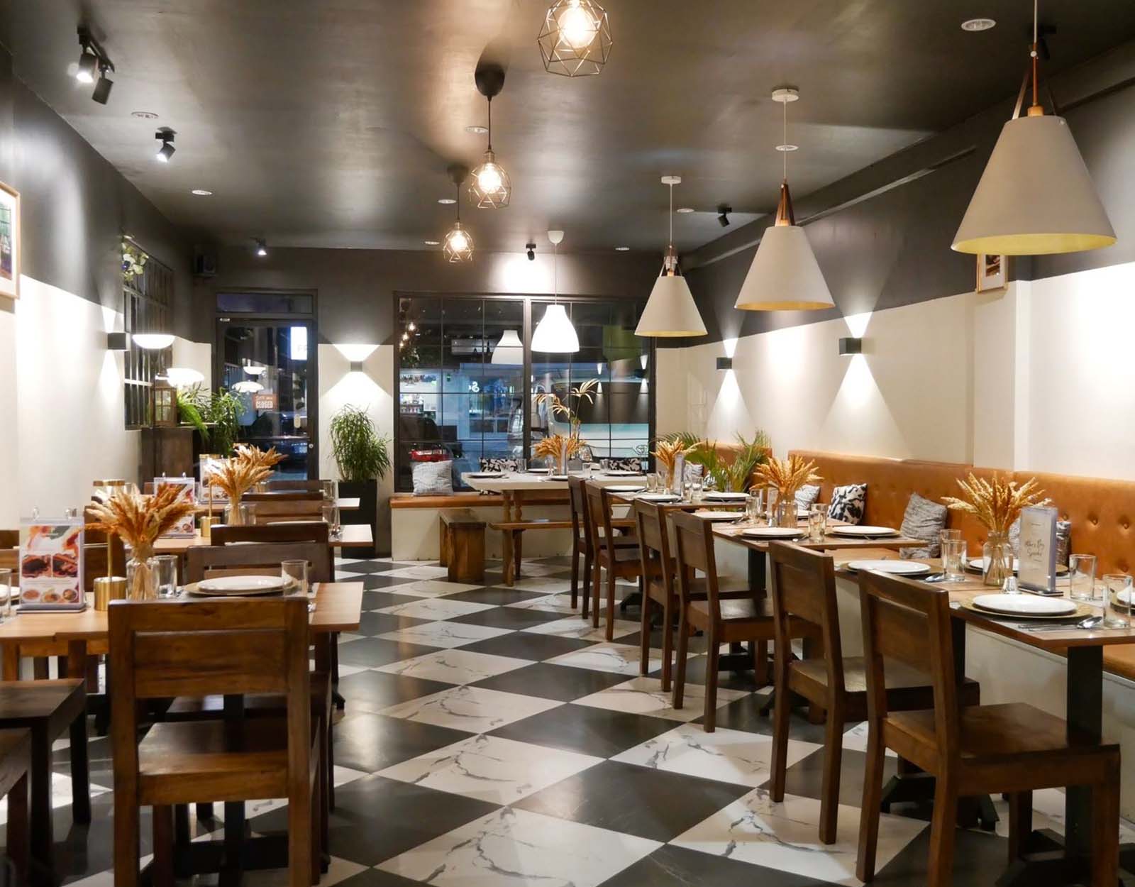 Modern Country—Fat Smoke BBQ’s wooden tables and benches, coupled with scattered greens give the place a welcoming picnic vibe. 