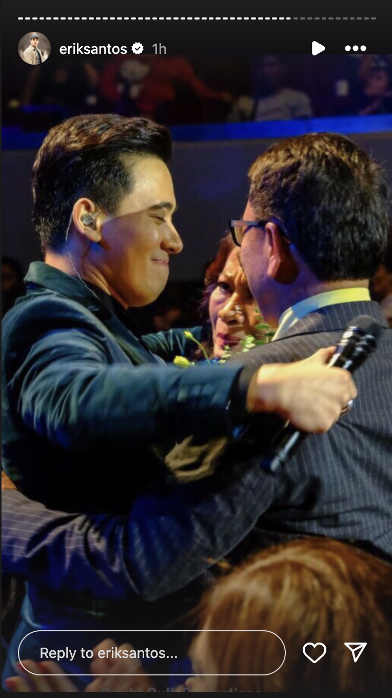 Erik Santos embracing his parents
