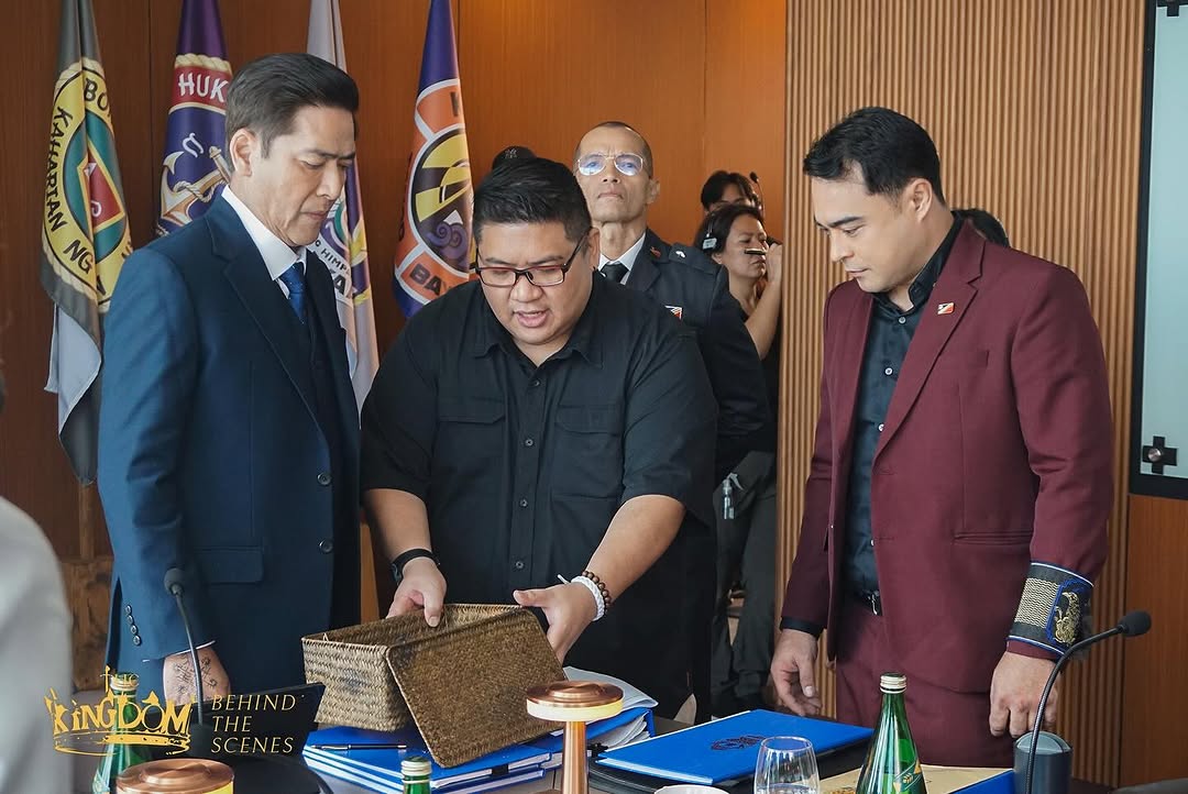 Direk Mike with lead stars Vic Sotto and Sid Lucero