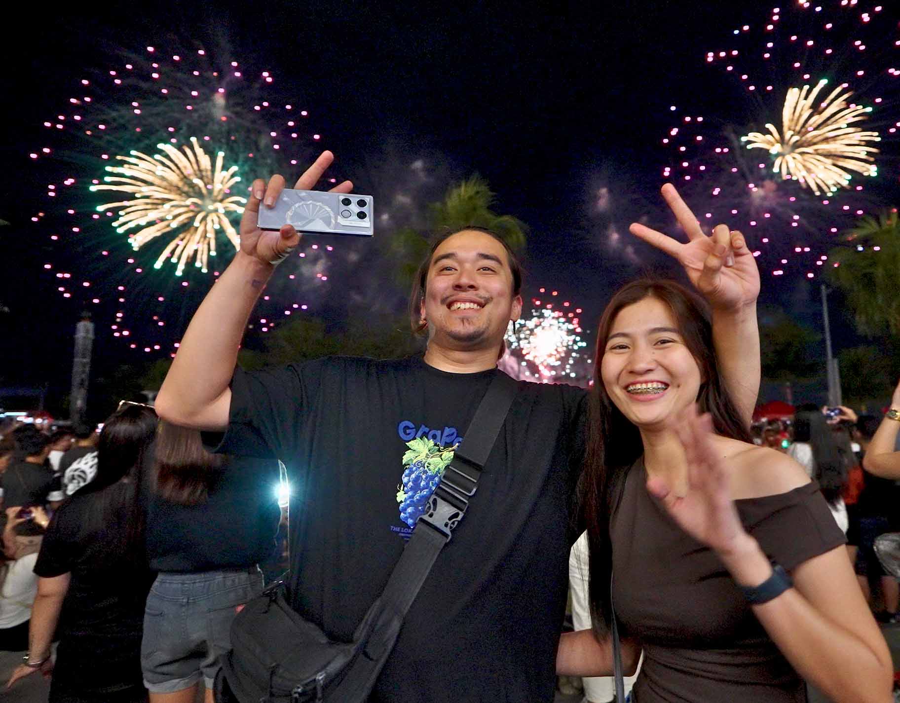A couple enjoying the fireworks at Mall of Asia during the Philippine International Pyromusical Competition (PIPC)