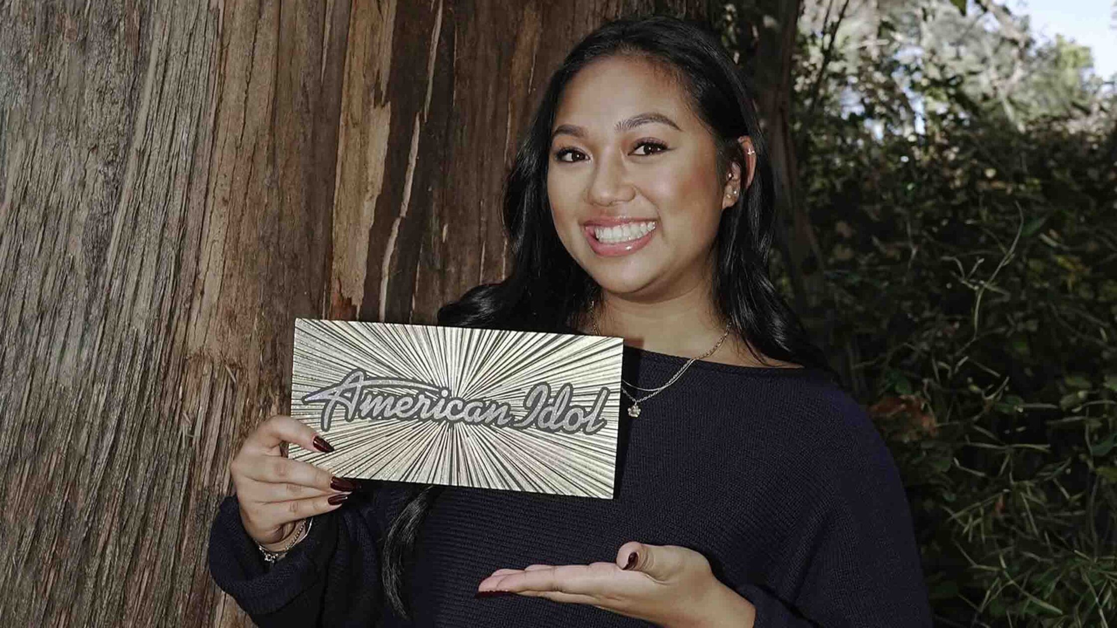 Mikaela warms the hearts of the judges when her father joins her for an impromptu performance 