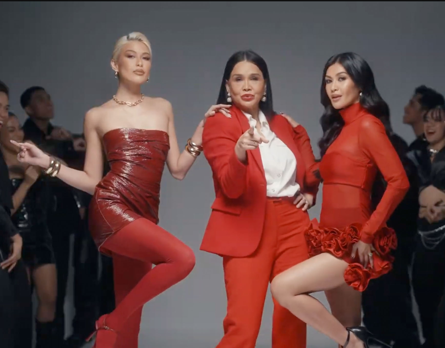 Michelle Dee released the music video of ‘Reyna’ with the special appearance of mom Melanie Marquez and cousin Winwyn Marquez