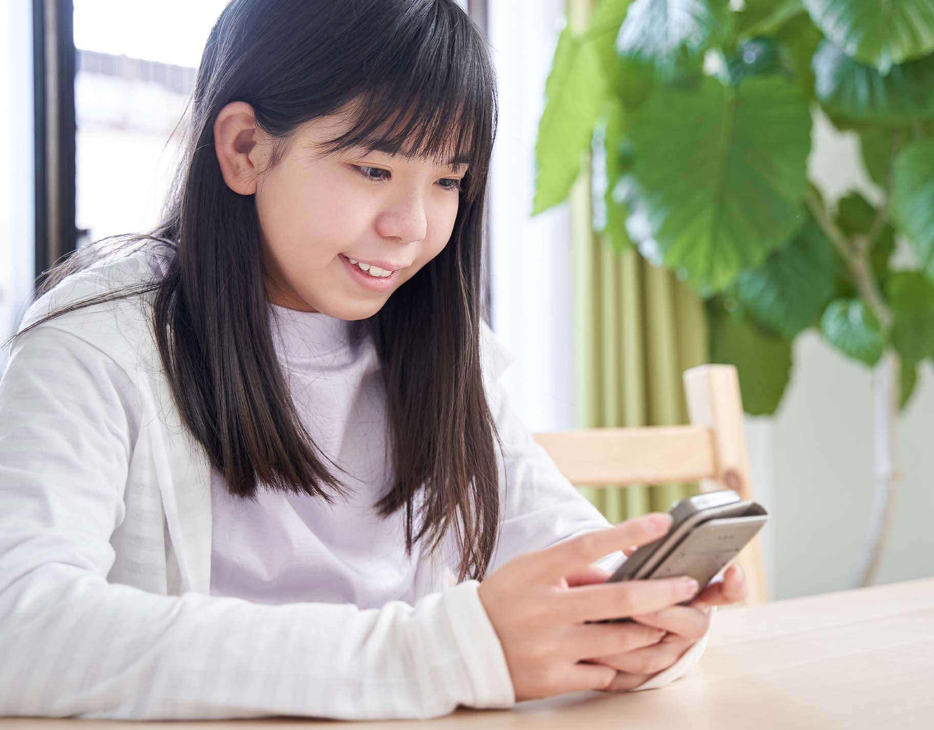 With cellphones becoming a necessity, we need to choose for our kids: Do we get our kids a postpaid plan or a prepaid plan?