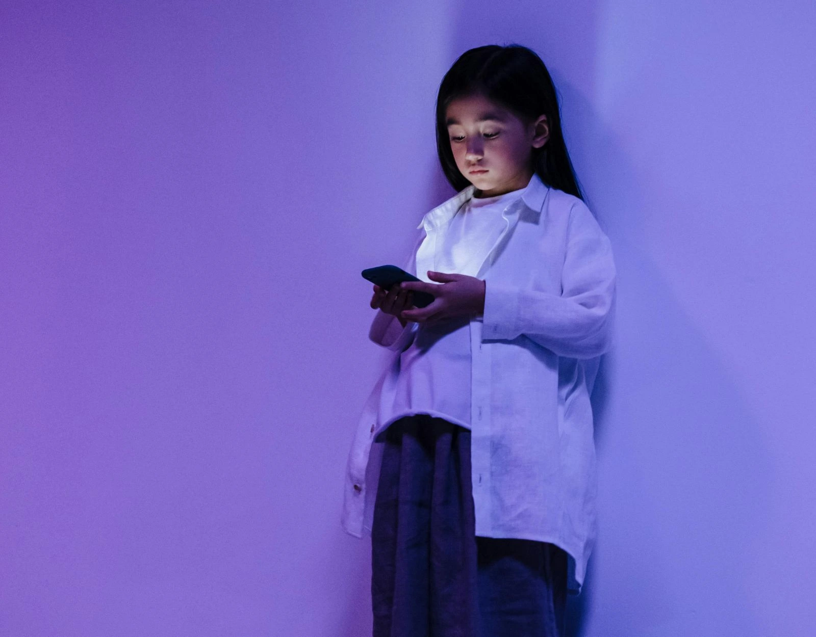 It's the question modern Filipino parents are asking more than ever. Here's what the science says about our kids having social media accounts.