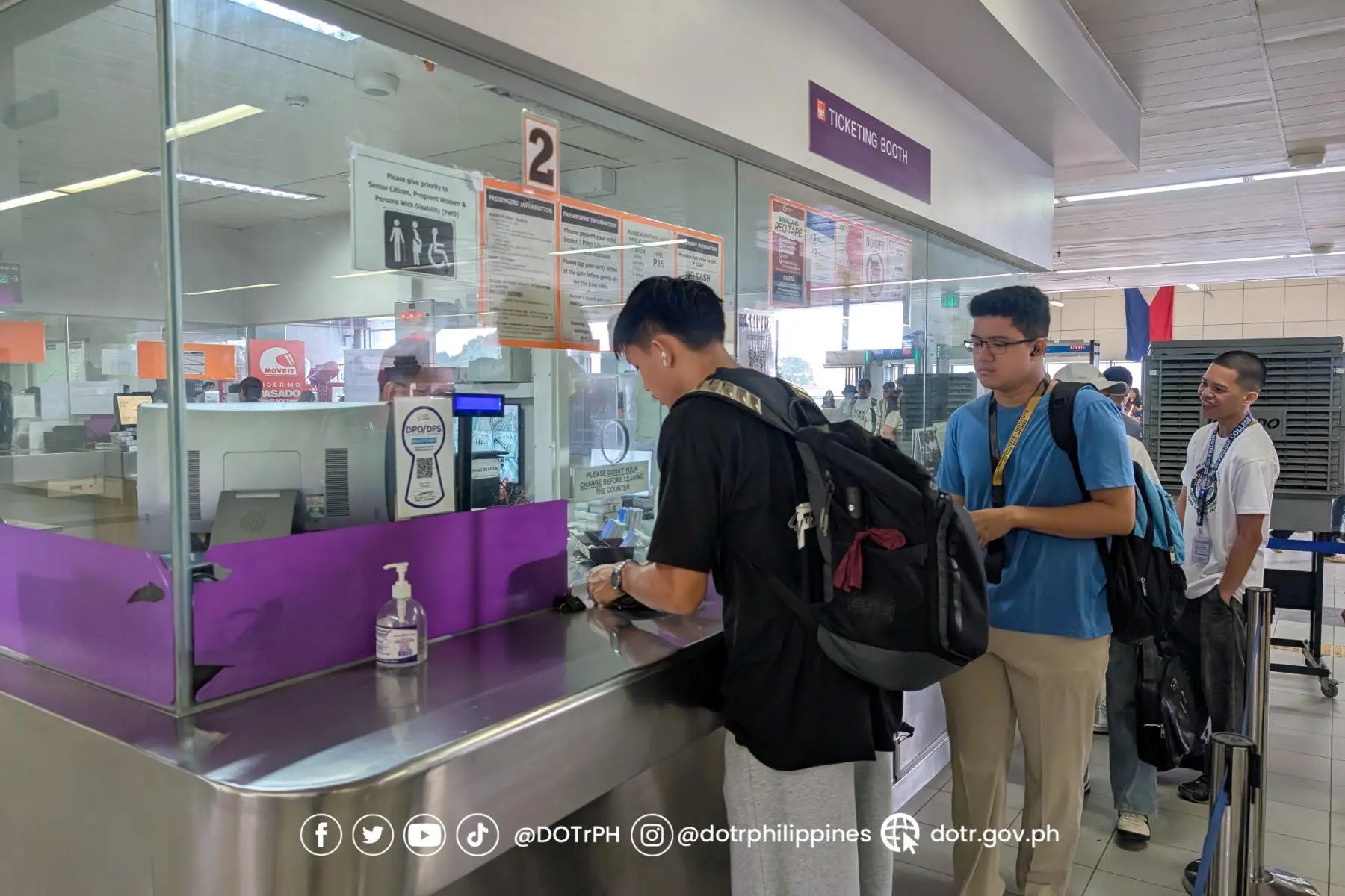 Commuters line up for Beep cards