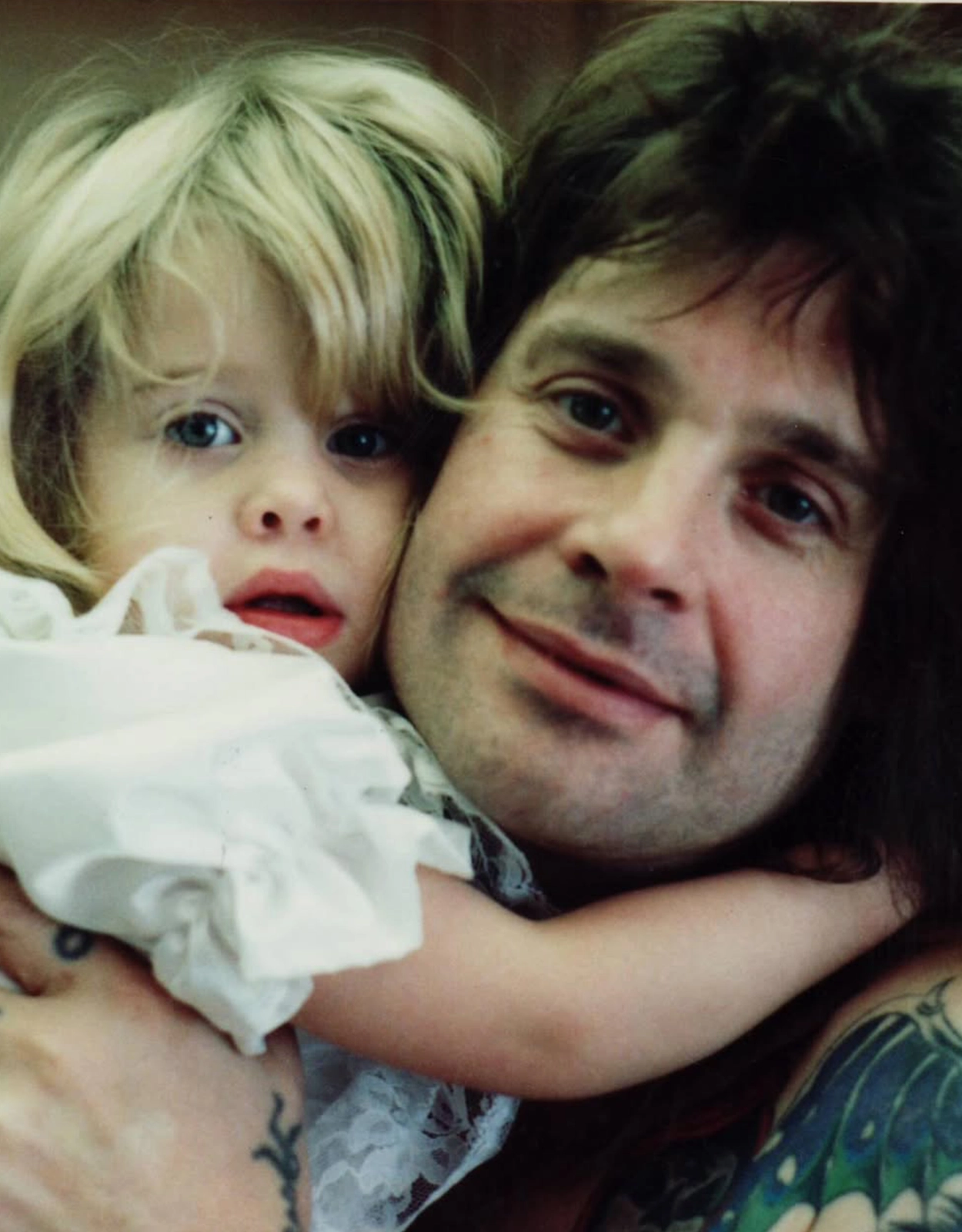 A year after losing Ozzy Osbourne, Kelly Osbourne opens up about the ache of celebrating her first birthday without her father—reminding us that even grown children never stop needing their parents.