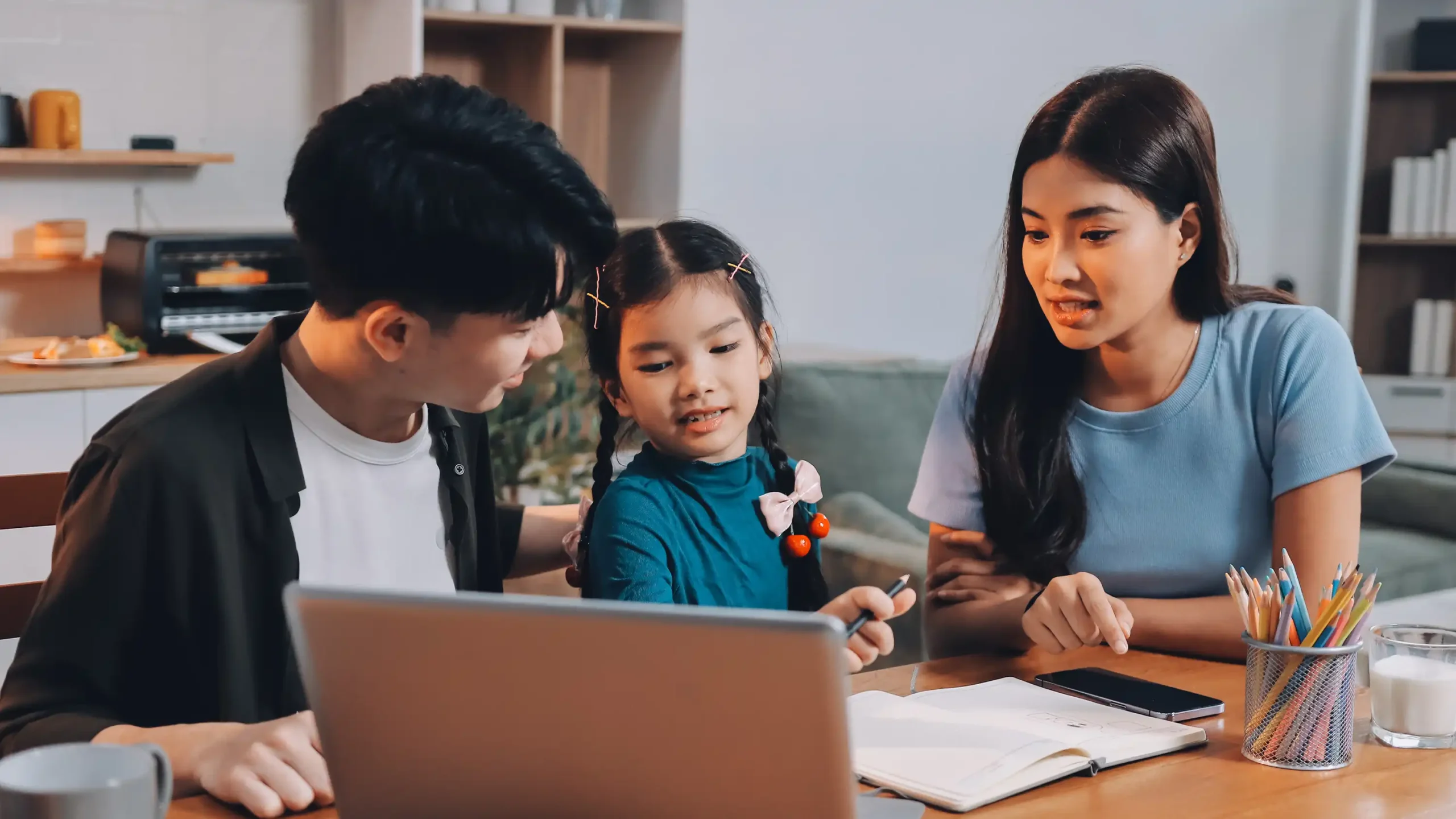Navigating the Social Norms of the Online World: Why Learning Online Culture Is A Must For Parents